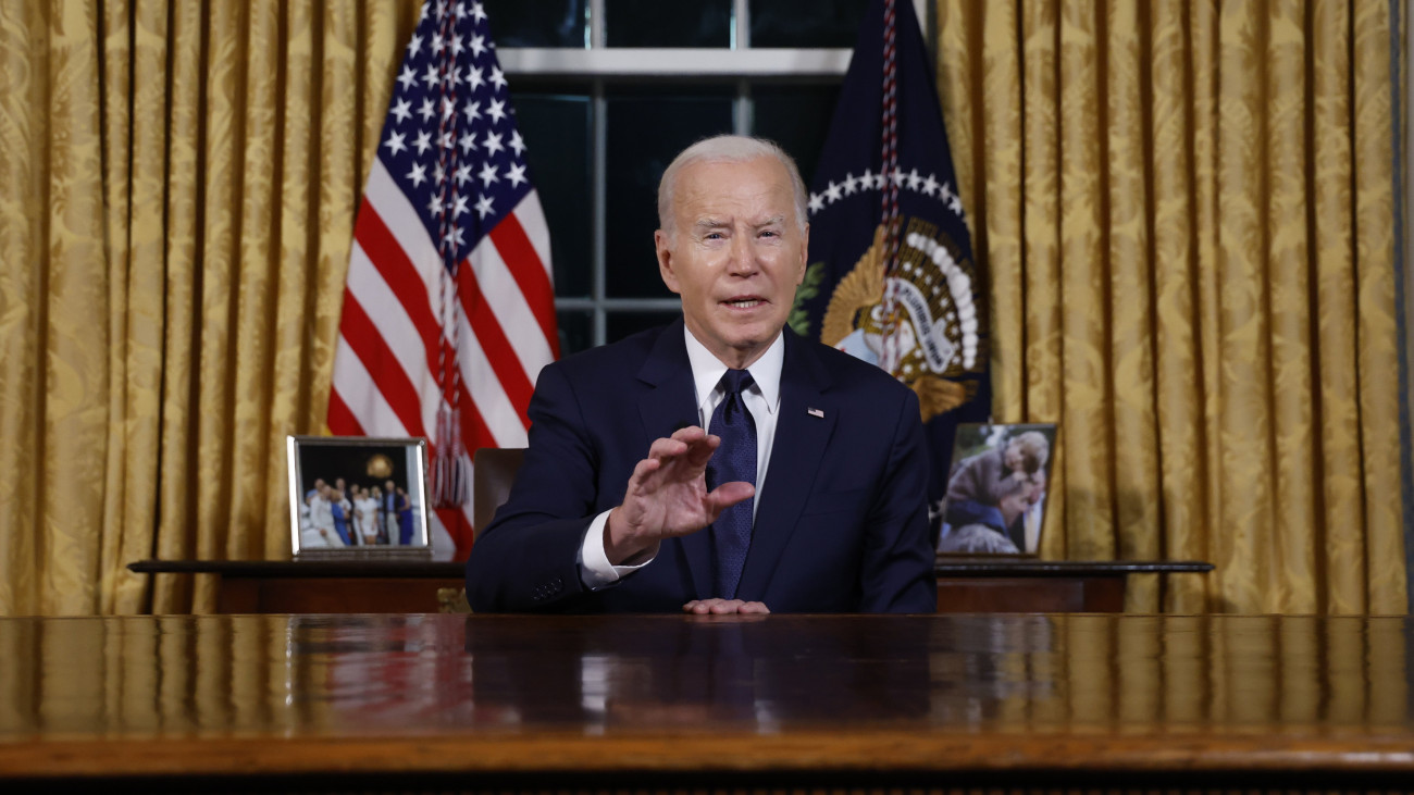 Joe Biden amerikai elnök a nemzethez intézett rendkívüli televíziós beszéde közben a washingtoni Fehér Ház Ovális irodájában 2023. október 19-én. Biden a beszédében Ukrajna és Izrael támogatásának fokozása és az Egyesült Államok globális vezető szerepe mellett érvelt.