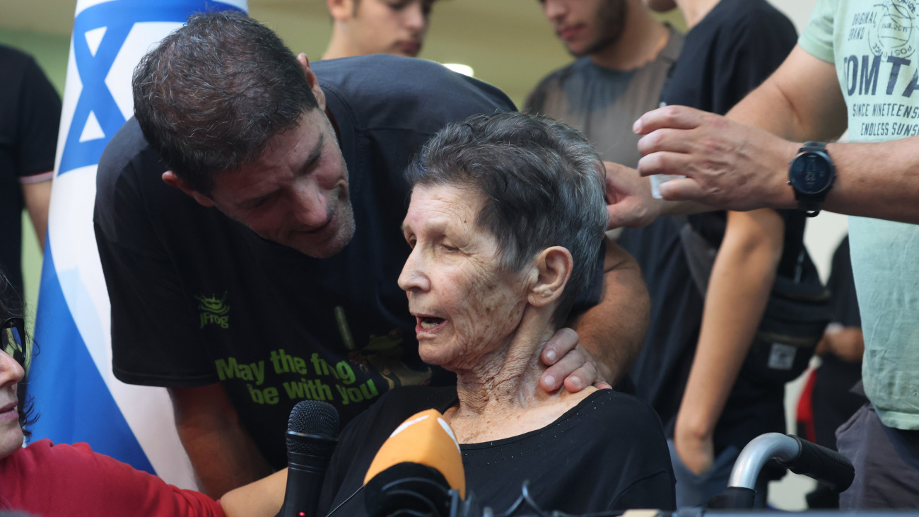 A 85 éves Jocseved Lifsic nyilatkozik a sajtó képviselőinek a tel-avivi Sourasky klinikán 2023. október 24-én, egy nappal azután, hogy egyiptomi közvetítéssel a Hamász iszlamista terrorszervezet szabadon engedte őt és a 79 éves Nurit Coopert. A terrorszervezet közlése szerint humanitárius és egészségi okokból engedte el az idős nőket. Mindkettőjüket a Nir Oz kibucból rabolták férjeikkel együtt. A nyolcvanéves Amiram Coopert és a nyolcvanhárom éves Oded Lifsicet még mindig fogva tartja a Hamász.
