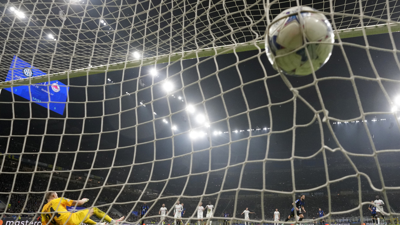 Hakan Calhanoglu, az Internazionale játékosa büntetőből lő gólt a labdarúgó Bajnokok Ligája csoportkörében, a D csoport harmadik fordulójában játszott Internazionale -Salzburg mérkőzésen a milánói San Siro Stadionban 2023. október 24-én.