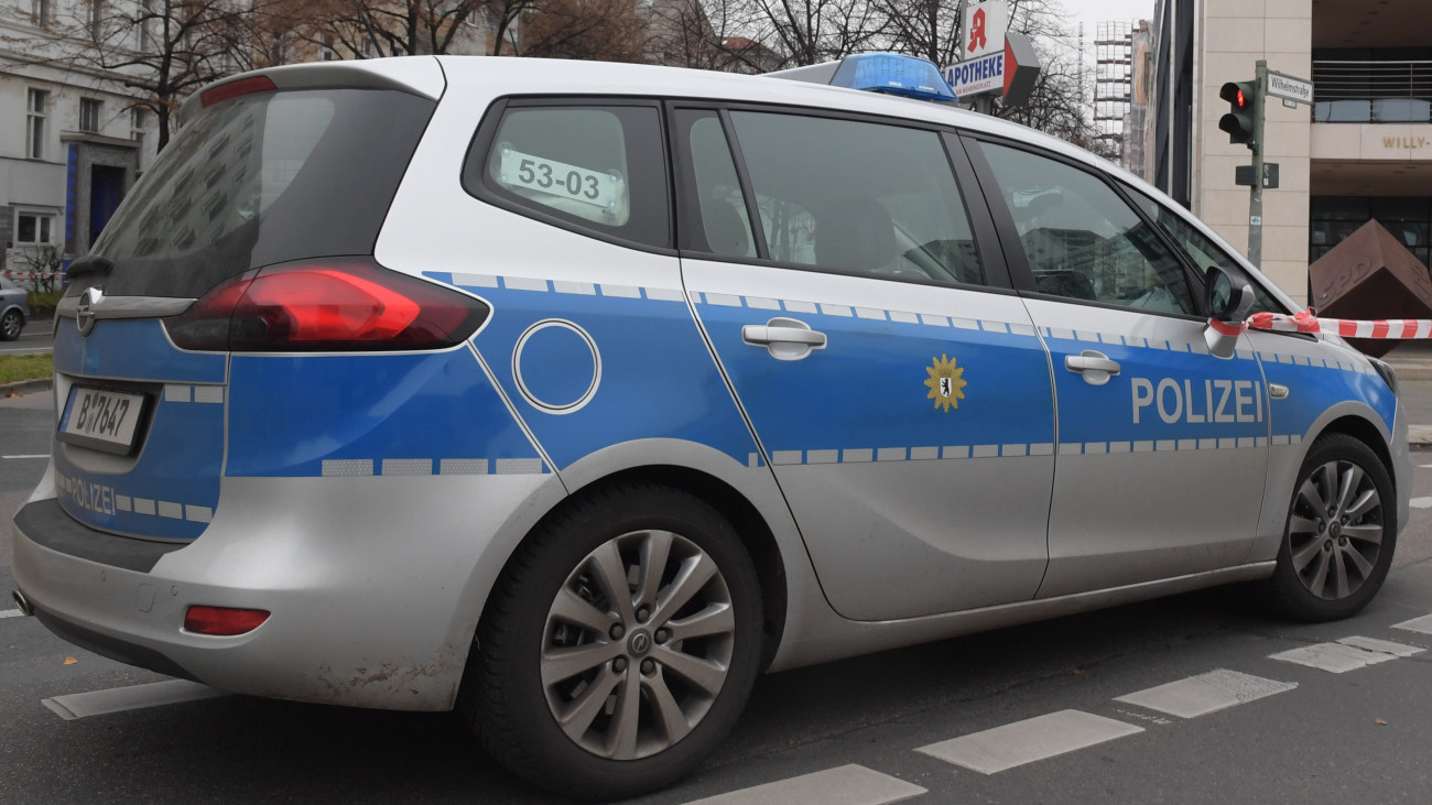Rendőrautó lezárja a helyszínhez vezető utat a Német Szociáldemokrata Párt, az SPD Willy Brandtról elnevezett székháza előtt 2020. december 26-án, miután lövöldözés volt a német főváros Kreuzberg kerületében. Négy ember megsebesült, három súlyosan, a támadó elmenekült.