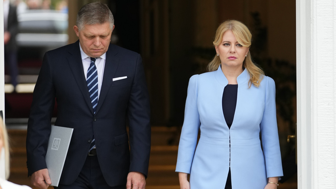 Robert Fico szlovák miniszterelnök és Zuzana Caputová államfő a csoportkép elkészítéséhez megy a szeptember végi szlovák parlamenti választások eredményeképpen megalakuló kormány beiktatási ünnepsége után a pozsonyi elnöki palotában 2023. október 25-én.