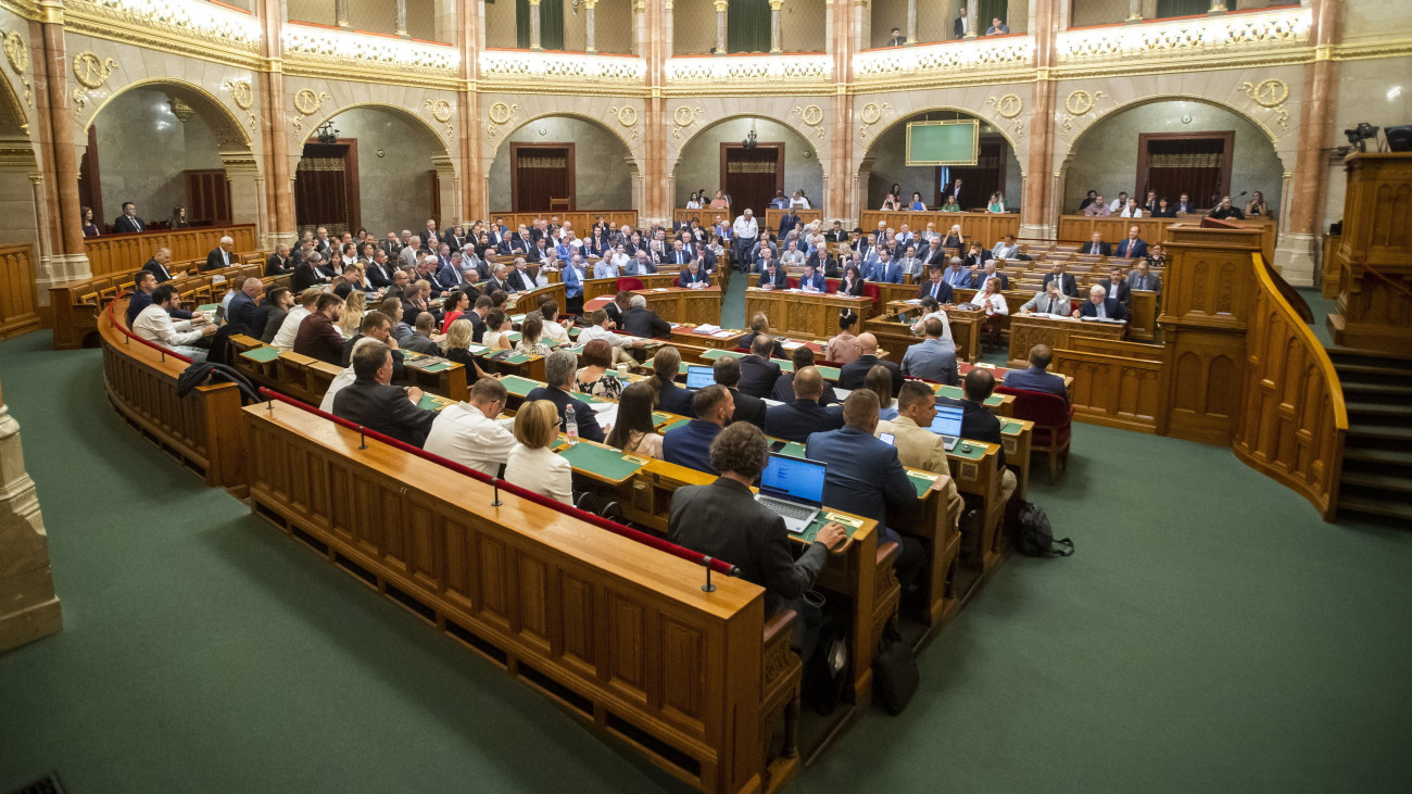 Képviselők szavaznak az Országgyűlés rendkívüli plenáris ülésén 2022. július 4-én. A képviselők 136 igen szavazattal, 23 ellenében szavazták meg Windisch Lászlót az Állami Számvevőszék (ÁSZ) új vezetőjének, 11 szavazat érvénytelen volt. 