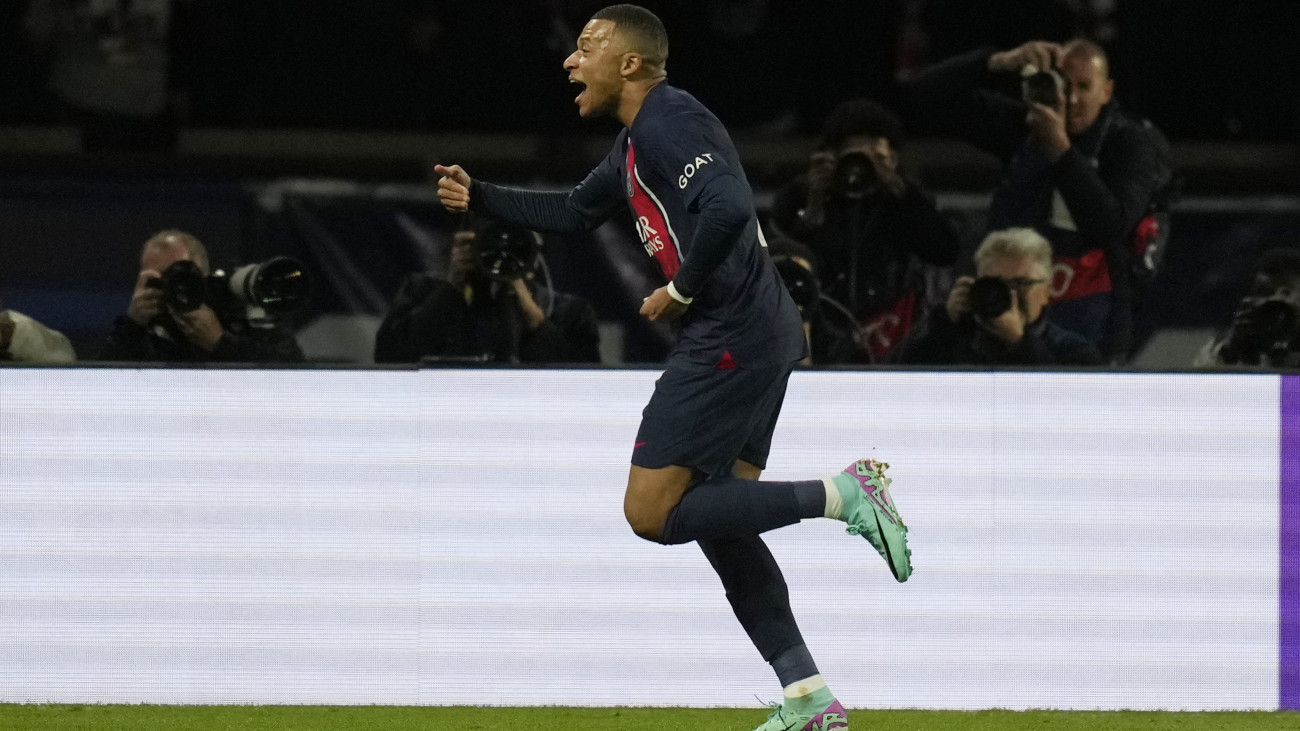 Kylian Mbappe, a Paris Saint-Germain játékosa ünnepli gólját a labdarúgó Bajnokok Ligája csoportkörében, a F csoport harmadik fordulójában játszott Paris Saint-Germain - AC Milan mérkőzésen Párizsban 2023. október 25-én.