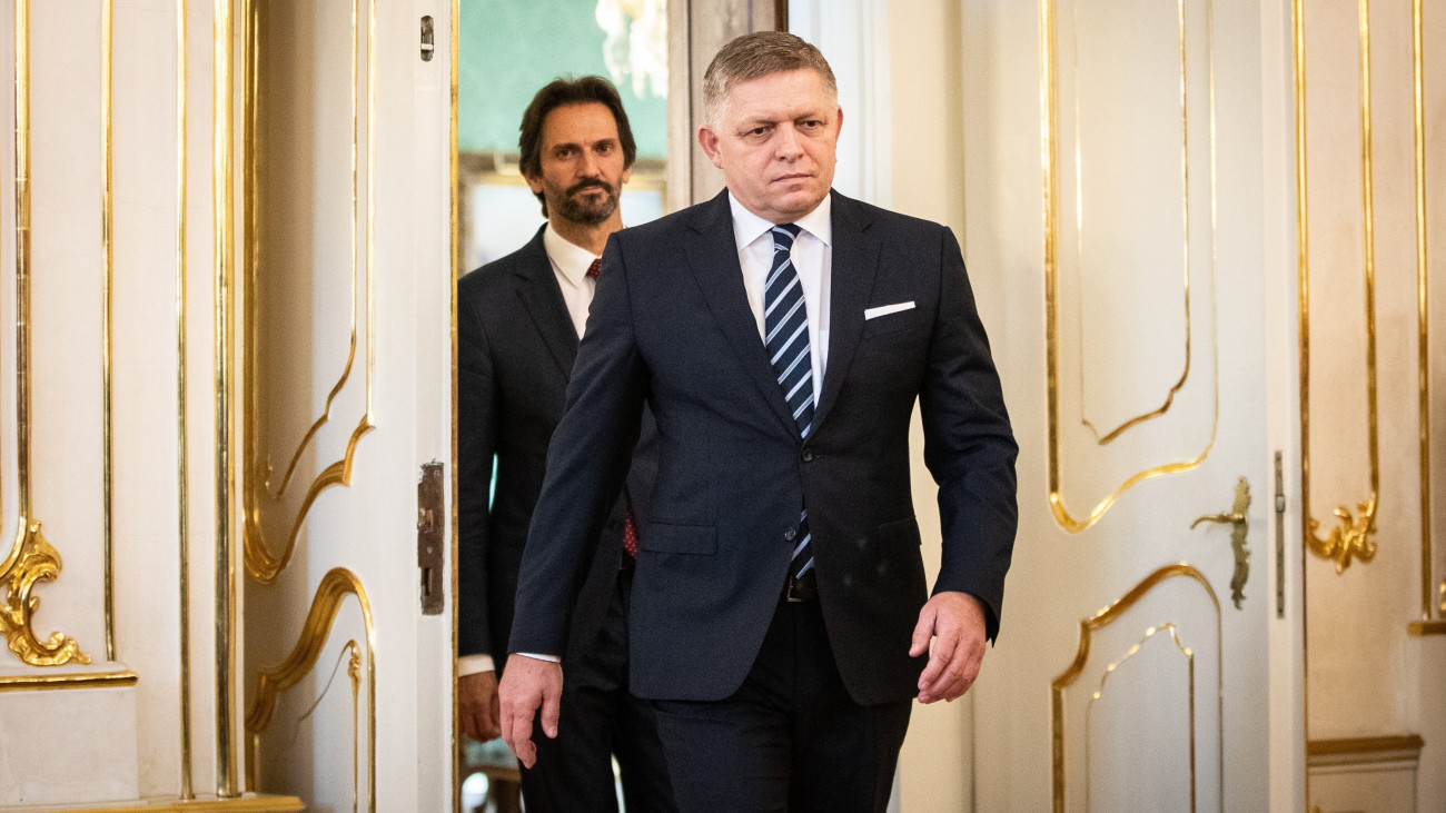 Robert Fico szlovák miniszterelnök és Robert Kalinák védelmi miniszter (a háttérben) a szeptember végi szlovák parlamenti választások eredményeképpen megalakuló kormány beiktatási ünnepségére érkezik a pozsonyi elnöki palotában 2023. október 25-én.