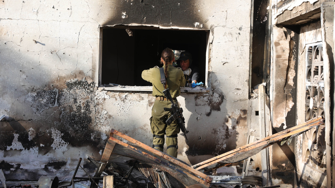 A Gázai övezetet irányító Hamász palesztin iszlamista szervezet Izrael ellen indított október 7-i támadásakor megrongált háznál egy izraeli katona a dél-izraeli Beeri kibucban 2023. október 25-én. A többfrontos támadás következtében több mint 1400 ember életét vesztette Izraelben, ebben a kibucban legalább 130 lakót gyilkoltak meg a palesztinok.