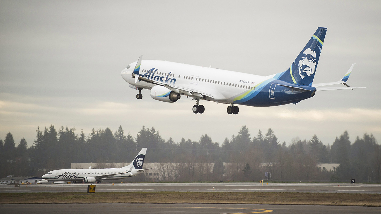 Seattle, 2016. április 4.Az Alaska Airlines amerikai légitársaság által 2016. április 4-én közreadott képen a vállalat egyik Boeing 737-800-as utasszállító repülőgépe száll fel a Seattle-Tacoma nemzetközi repülőtér kifutójáról a Washington állambeli Seattle-ben január 26-án. Az Alaska Airlines 2016. április 4-én bejelentette, hogy felvásárolja a főként belföldi, illetve mexikói járatokat üzemeltető Virgin America fapados légitársaságot. (MTI/EPA/Alaska Airlines/Ingrid Barrentine)