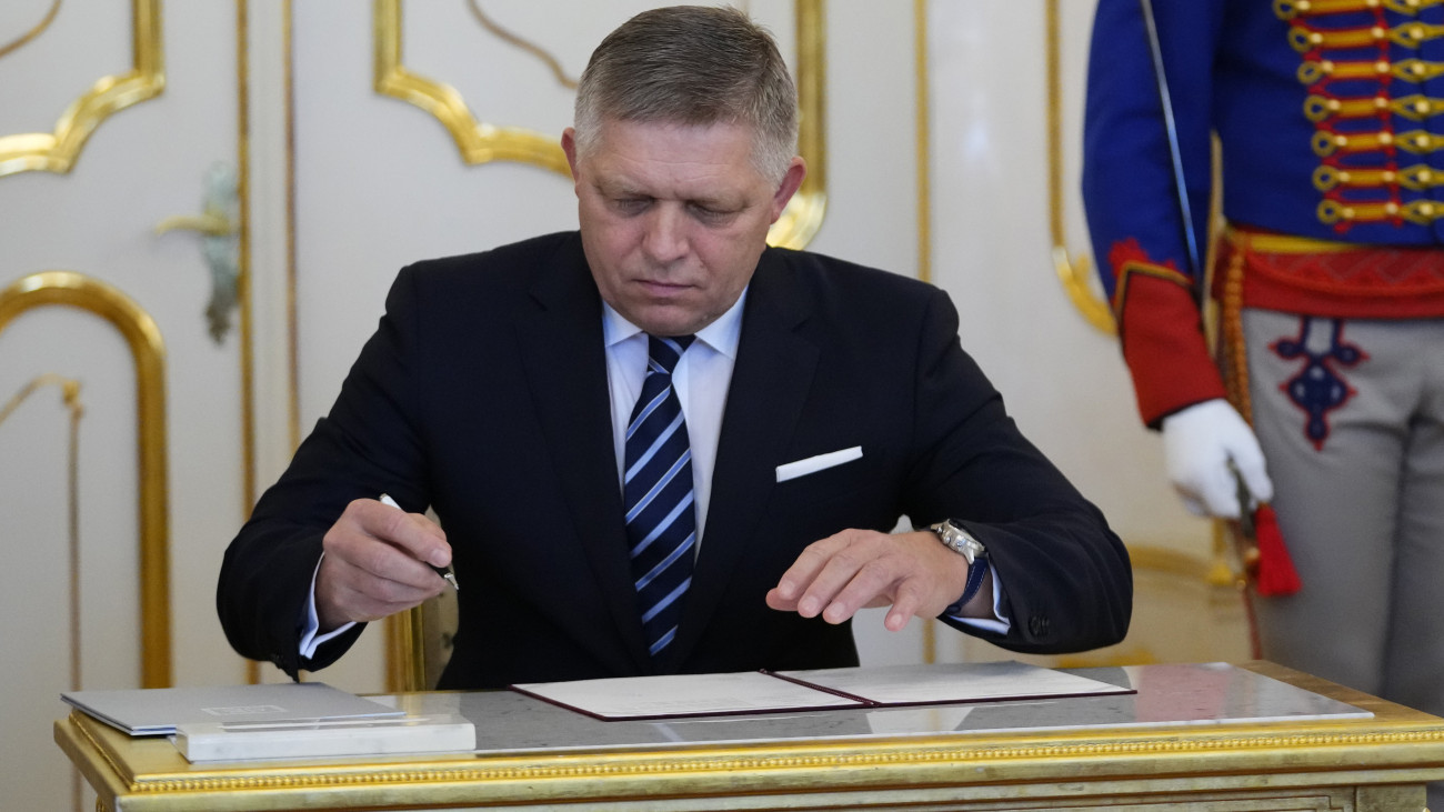 Robert Fico szlovák miniszterelnök a szeptember végi szlovák parlamenti választások eredményeképpen megalakuló kormány beiktatási ünnepségén a pozsonyi elnöki palotában 2023. október 25-én.