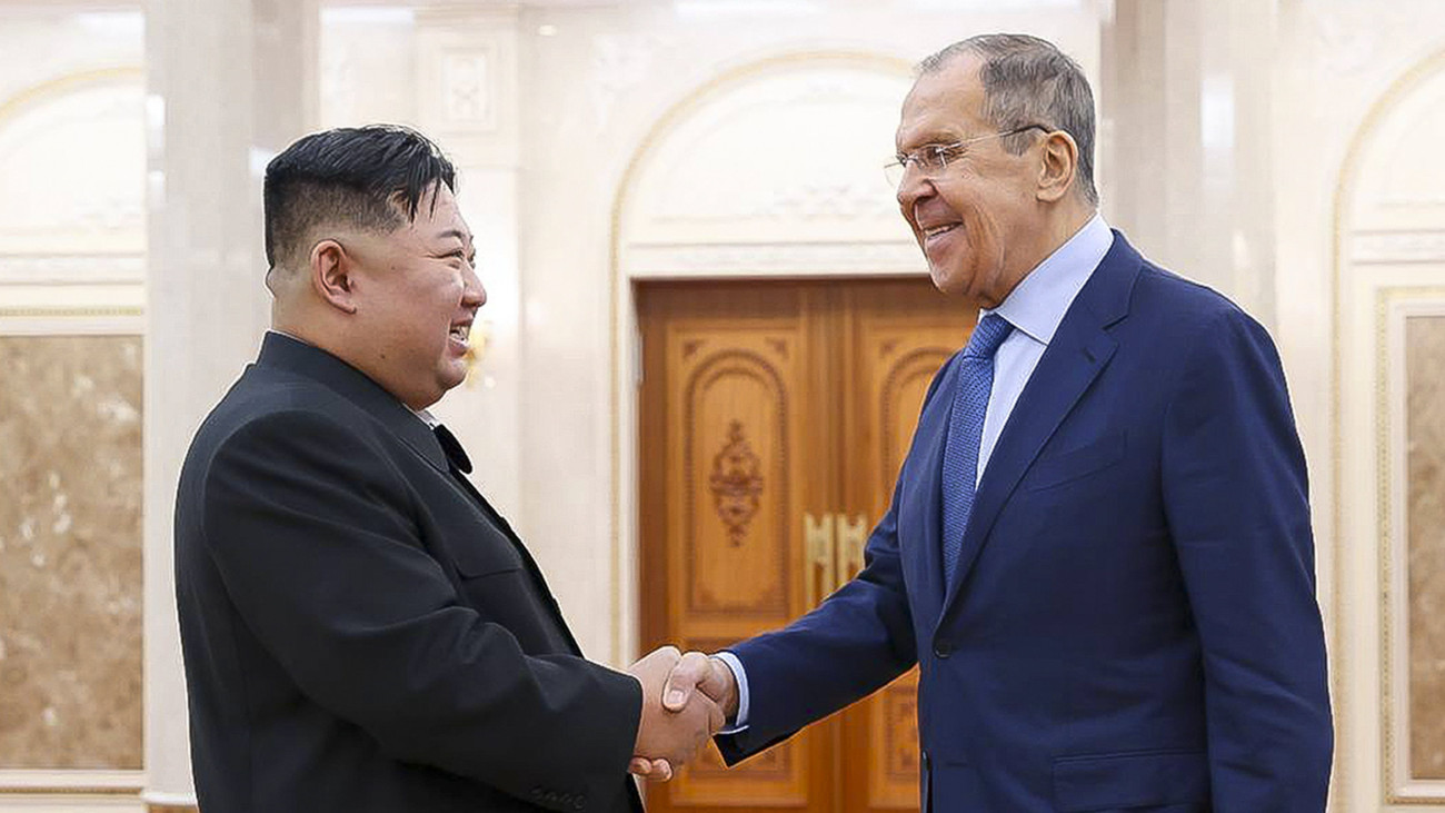 Az orosz külügyminisztérium sajtószolgálatának Telegram-csatornája által közreadott képen Kim Dzsong Un elsőszámú észak-koreai vezető, a Koreai Munkapárt főtitkára (b) fogadja Szergej Lavrov orosz külügyminisztert Phenjanban 2023. október 19-én.