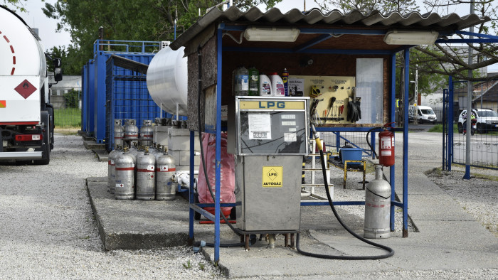 317 forintért egy liter üzemanyag legálisan – ilyen is van
