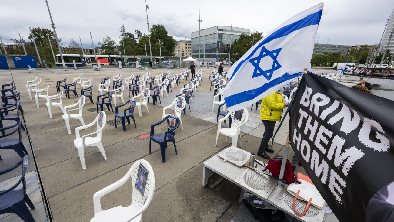 A Gázát irányító Hamász palesztin iszlamista szervezet izraeli túszait jelképező 200 szék, rajtuk a túszok portréival az ENSZ európai székháza előtt Genfben 2023. október 26-án. Az izraeli hadsereg szerint a Hamász több mint 200, izraeli és külföldi állampolgárt ejtett túszul, amikor október 7-én többfrontos támadást intézett Izrael ellen.
