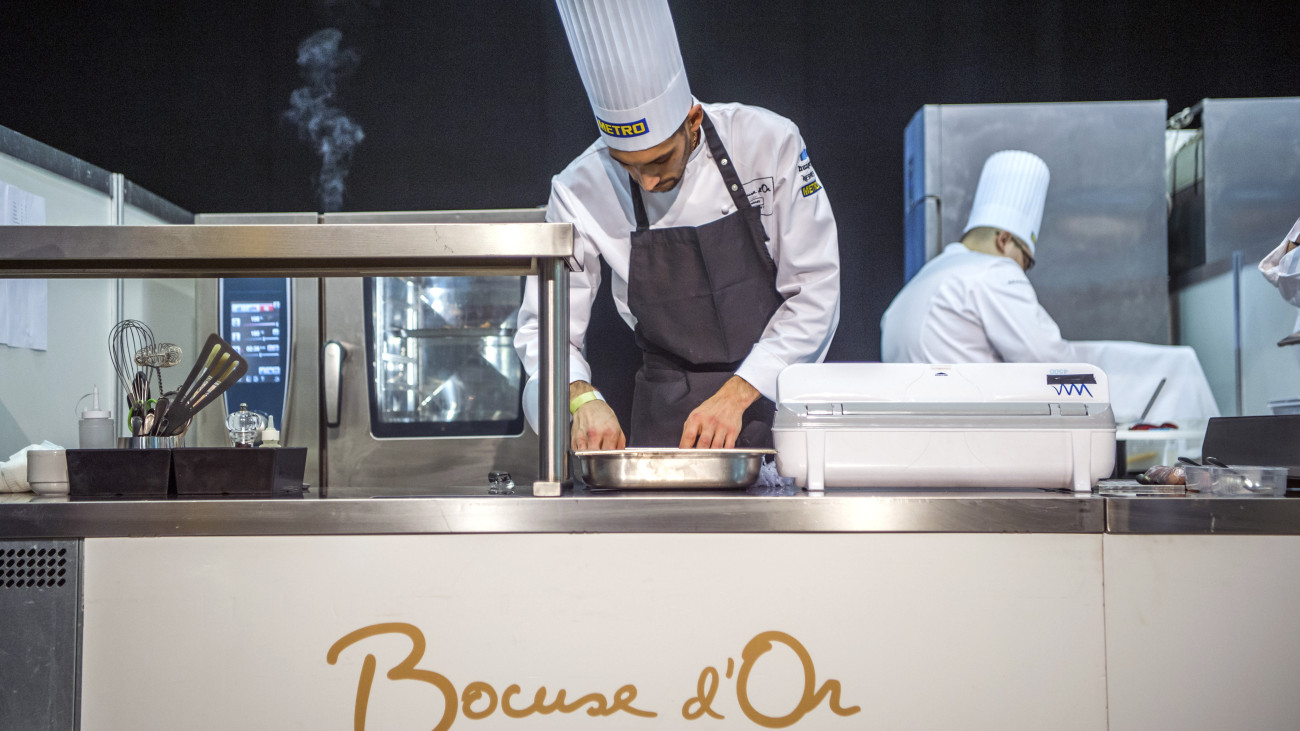 Kelemen Roland, a Hunguest Hotel Aqua-Sol séfje a Bocuse dOr szakácsverseny magyarországi döntőjében a Sirha Budapest 2020 Nemzetközi Élelmiszeripari és a HoReCa szakkiállításon a Hungexpo Budapesti Vásárközpontban 2020. február 5-én. A győztes képviseli majd Magyarországot a világ legjelentősebb szakácsversenyének májusi európai döntőjén Tallinnban.