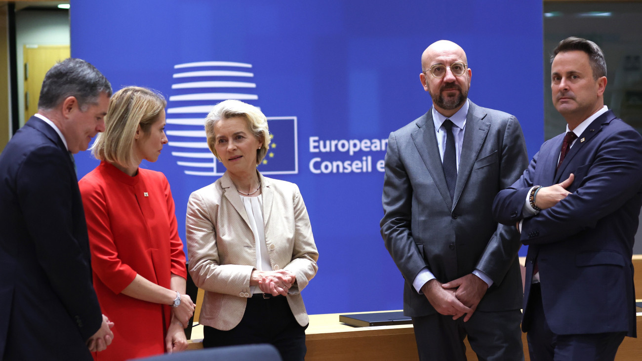 Paschal Donohoe, az Eurócsoport elnöke, Kaja Kallas észt miniszterelnök, Ursula von der Leyen, az Európai Bizottság (b) és Charles Michel, az Európai Tanács elnöke, valamint Xavier Bettel belga kormányfő (b-j) az Európai Unió brüsszeli csúcstalálkozójának második napi ülésén 2023. október 27-én.