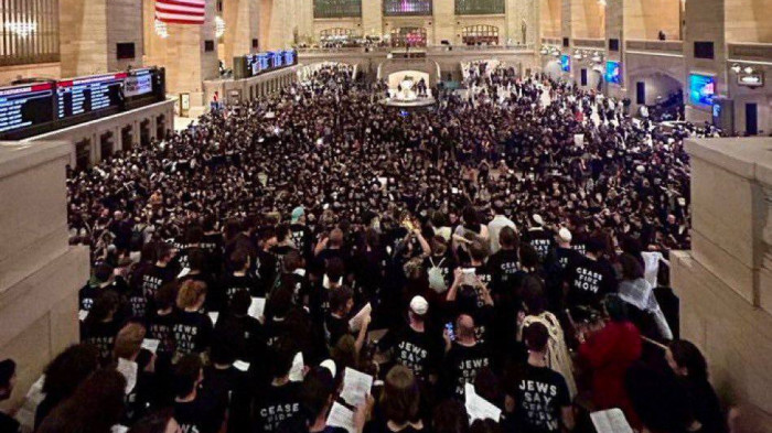 Megszállták a New York-i Grand Centralt a palesztin párti zsidó tüntetők