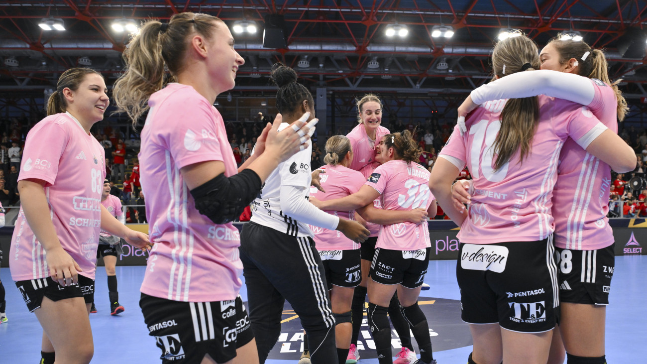 A győztes debreceni csapat tagjai ünnepelnek a kézilabda női Bajnokok Ligája csoportkörének 6. fordulójában játszott DVSC Schaeffler-Brest Bretagne mérkőzés után a debreceni Hódos Imre rendezvénycsarnokban 2023. október 28-án.