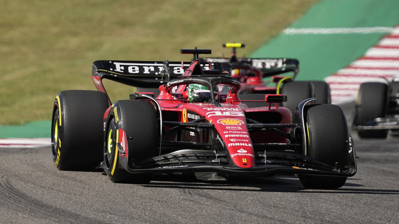 Charles Leclerc, a Ferrari monacói versenyzője a Forma-1-es autós gyorsasági világbajnokság austini futamán, az Egyesült Államok Nagydíján a Circuit of The Americas versenypályán 2023. október 22-én.