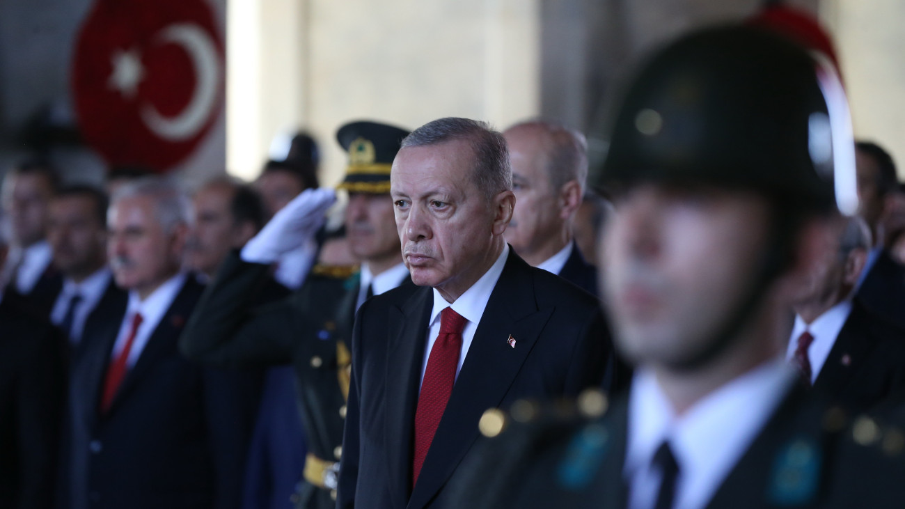 Recep Tayyip Erdogan török elnök (k) látogatást tesz a török köztársaság kikiáltásának 100. évfordulója alkalmából Musztafa Kemal Atatürknek, a modern Törökországot megalapító államférfinak mauzóleumában 2023. október 29-én.