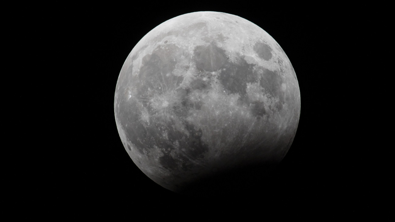 Részleges holdfogyatkozás Salgótarjánból fotózva 2023. október 28-án este. A holdfogyatkozást az okozza, hogy a Föld a Nap és a Hold közé kerül, ezért a Föld árnyéka részben vagy teljesen a Holdra vetül.
