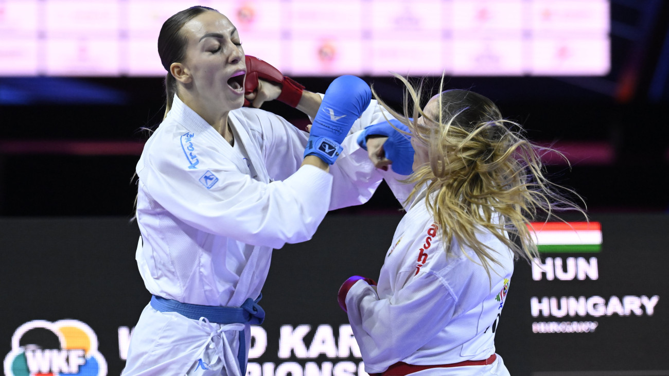 Molnár Réka (j) és a horvát Sadea Becirovic a női karate csapatverseny harmadik helyéért vívott Magyarország - Horvátország mérkőzésen a budapesti Papp László Sportarénában zajló 26. karate világbajnokságon 2023. október 29-én.