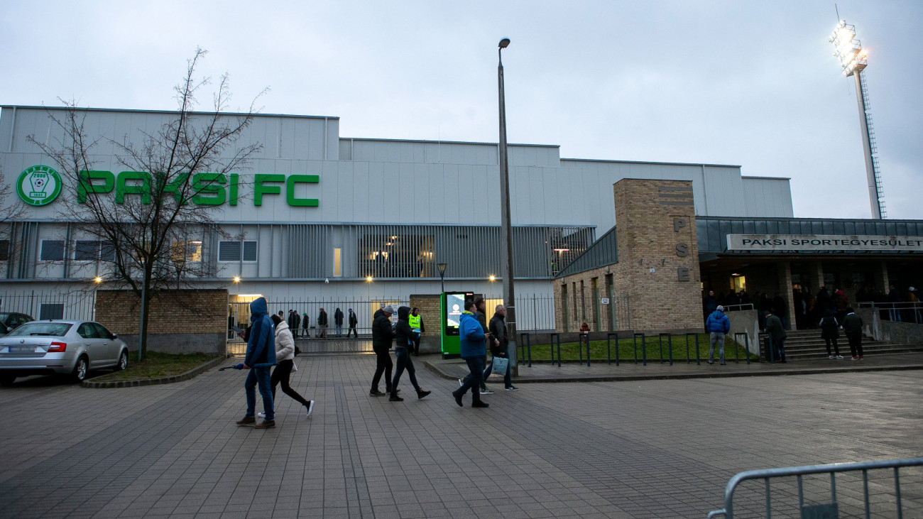 A Paksi FC Stadionja az OTP Bank Liga 26. fordulójában játszott Paksi FC - Ferencvárosi TC mérkőzés kezdete előtt Pakson 2023. április 8-án.