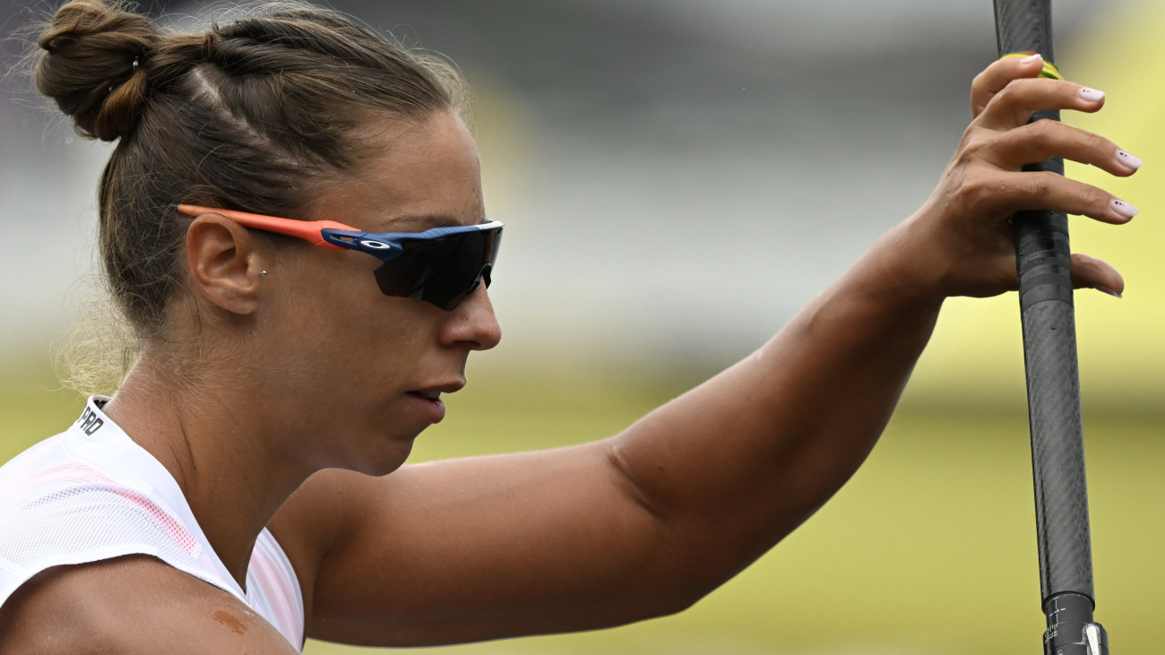 Csipes Tamara készülődik a női kajak egyesek 500 méteres középfutamára az olimpiai kvalifikációs kajak-kenu világbajnokságon Duisburgban 2023. augusztus 24-én.