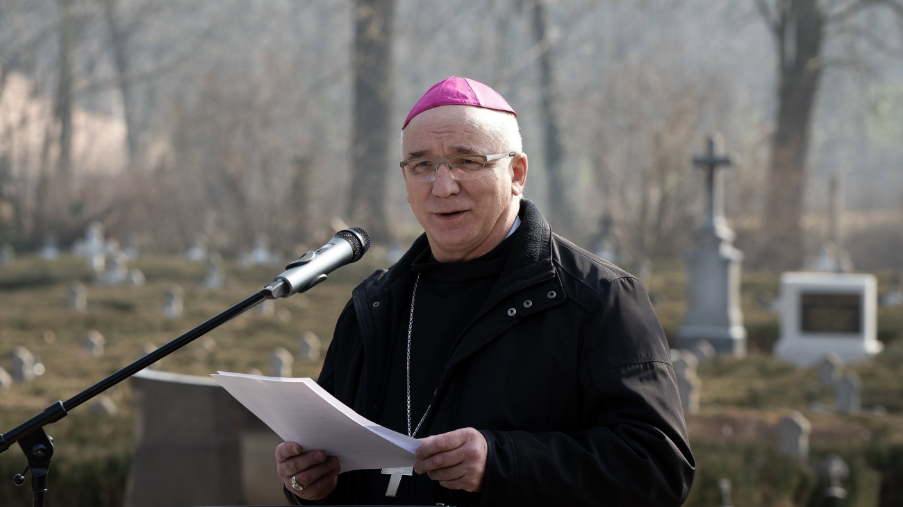 Hortobágyi T. Cirill pannonhalmi főapát beszédet mond az állami szociális otthonba száműzött és ott elhunyt szerzetesek sírhelyét jelölő emléktábla avatásán, a kommunizmus áldozatainak emléknapja alkalmából tartott megemlékezésen, a Győrszentmártoni temetőben 2023. február 24-én.