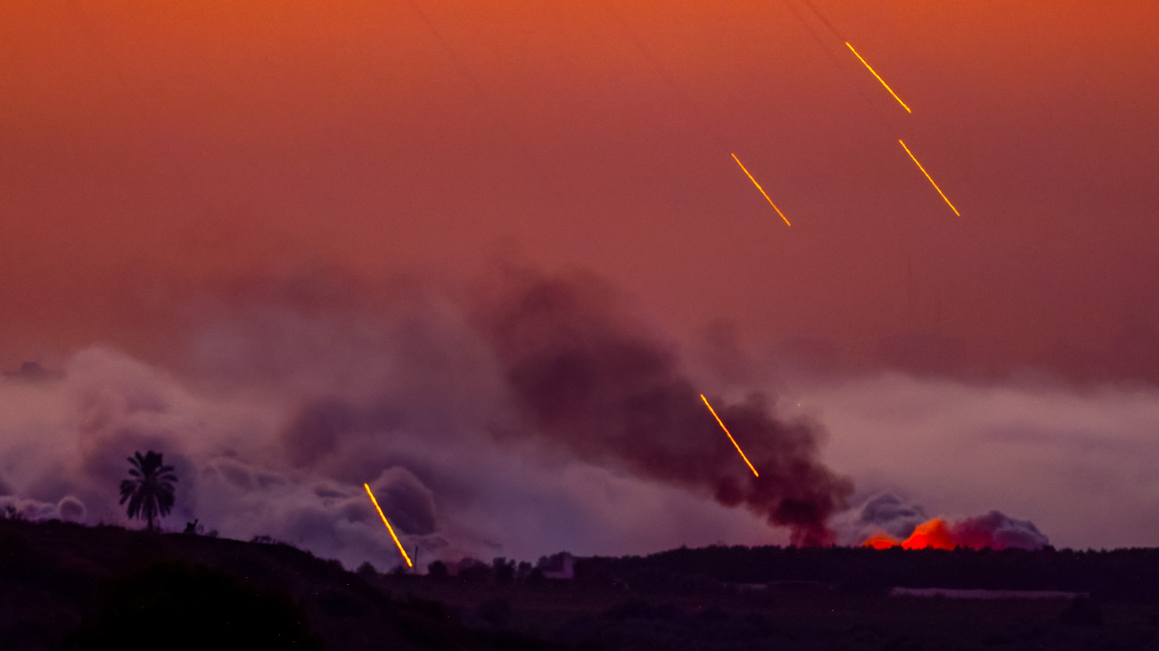 Az izraeli hadsereg légicsapást mér a Gázai övezet északi részére 2023. október 29-én.