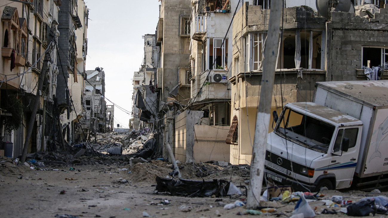 Izraeli légitámadásban megsérült lakóházak Gázában 2023. október 30-án. A Gázai övezetet irányító Hamász palesztin iszlamista szervezet október 7-én többfrontos támadást indított Izrael ellen, az izraeli légierő azóta támadja a Hamász katonai létesítményeit a palesztinok lakta övezetben. Izraelben több mint 1400 ember életét vesztette, az izraeli válaszcsapások több mint 8000 palesztin halálát okozták a Gázai övezetben.