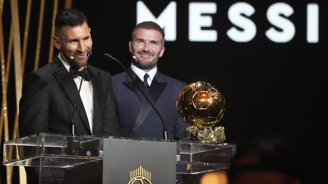 Lionel Messi, az Inter Miami argentin világbajnok játékosa az év legjobb labdarúgójaként elnyert Aranylabdával az Aranylabda átadási ünnepségén a párizsi Chatelet Színházban 2023. október 30-án. Messi mögött David Beckham korábbi angol futballcsillag, az Inter Miami társtulajdonosa. A díjat a France Football francia szaklap hagyományos évenkénti választásának alapján ítélik oda.