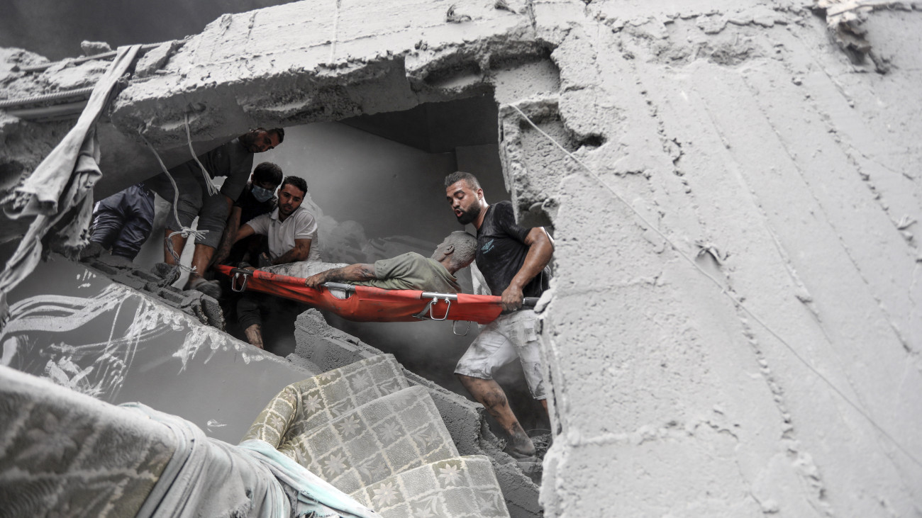 Izraeli légitámadásban megrongálódott ház romjai közül emelnek ki sebesültet palesztin férfiak Gázában 2023. október 27-én. A Gázai övezetet irányító Hamász palesztin iszlamista szervezet október 7-én többfrontos támadást indított Izrael ellen, az izraeli légierő azóta támadja a Hamász katonai létesítményeit a palesztinok lakta övezetben. Izraelben több mint 1400 ember életét vesztette, az izraeli válaszcsapások több mint 7000 palesztin halálát okozták a Gázai övezetben.