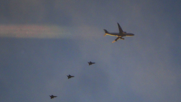 Félelmetes brit katonai gép repült át Magyarország felett, három vadászgép volt vele