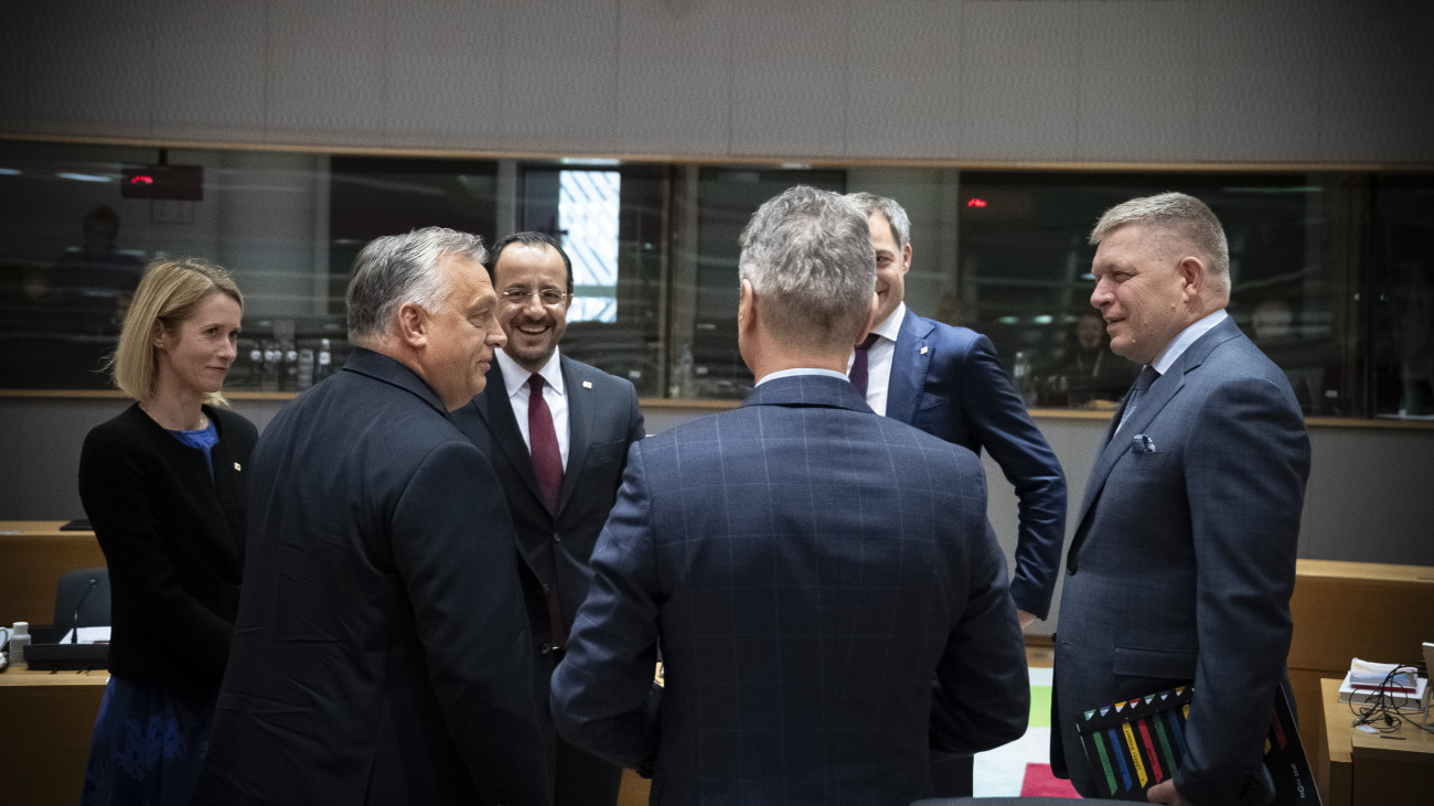 A Miniszterelnöki Sajtóiroda által közreadott képen Kaja Kallas észt, Orbán Viktor magyar miniszterelnök (b2), Nikosz Hrisztodulidesz ciprusi elnök (b3), Robert Golob szlovén (háttal), Alexander De Croo belga (j2) és Robert Fico szlovák miniszterelnök (j) az Európai Unió állam- és kormányfőinek kétnapos brüsszeli csúcstalálkozóján 2023. október 26-án.
