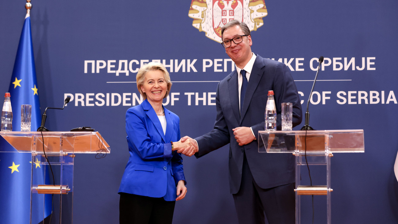 Aleksandar Vucic szerb államfő (j) és Ursula von der Leyen, az Európai Bizottság elnöke kezet fog a Belgrádban tartott sajtótájékoztatójuk végén 2023. október 31-én.
