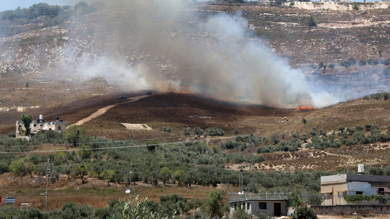 Zsidó telepesek felgyújtotta olívaültetvény ég a ciszjordániai Náblusz közelében fekvő falu, Burin környékén 2023. július 16-án. A palesztin Vörös Félhold szerint három palesztin ember megsebesült az incidensben.