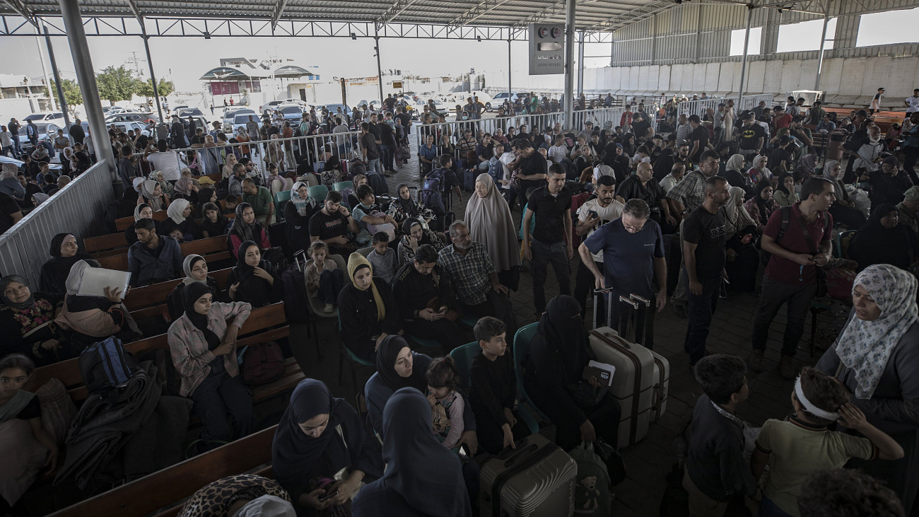 A Gázai övezetből menekülők várják a rafahi határátkelőnél, hogy beléphessenek Egyiptomba 2023. november 1-jén. A gázai övezeti háború október 7-i kitörése óta első alkalommal kelhettek át sebesült palesztinok Egyiptomba, hogy a helyi kórházakban ellátást kaphassanak. A sebesültek kimenekítéséről szóló, katari közvetítéssel létrejött megállapodás értelmében a Gázai övezetben rekedt külföldi állampolgárok is elhagyhatják az izraeli erők által ostromlott palesztin övezetet.