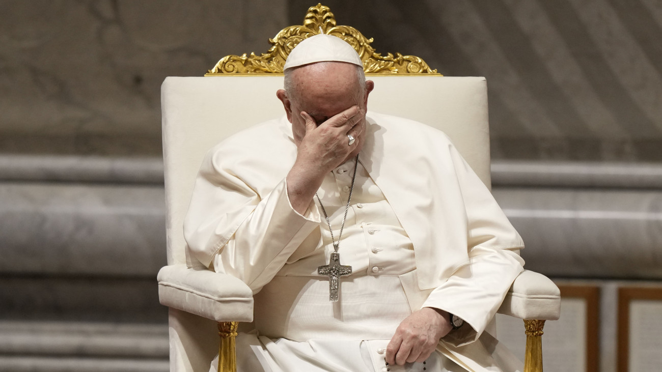 Ferenc pápa a békéért tartott imádkozást vezet a vatikáni Szent Péter-bazilikában 2023. október 27-én.