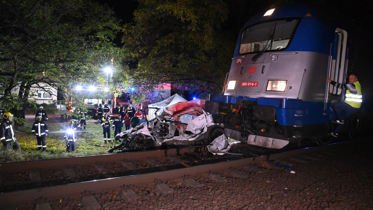 Összeroncsolódott személygépkocsi a gödi Mikszáth Kálmán utcai vasúti átjárónál, ahol az autó összeütközött a csehországi Breclavba tartó Metropolitan EuroCityvel 2023. november 1-jén. A  személygépkocsiban két ember meghalt.