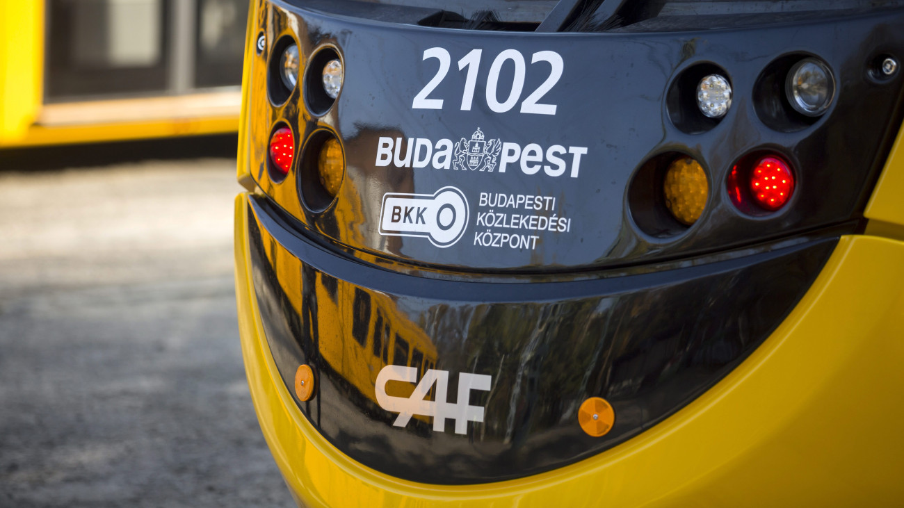 Az első hosszú CAF-villamos bemutatóján a Száva kocsiszínben, Budapesten, a IX. kerületi Üllői úton 2015. november 6-án. Várhatóan jövő tavasztól közlekednek majd Budapesten az 1-es villamos vonalán az 56 méteres CAF-szerelvények, amelyeknek a vezetését szimulátoron gyakorolják a villamosvezetők.