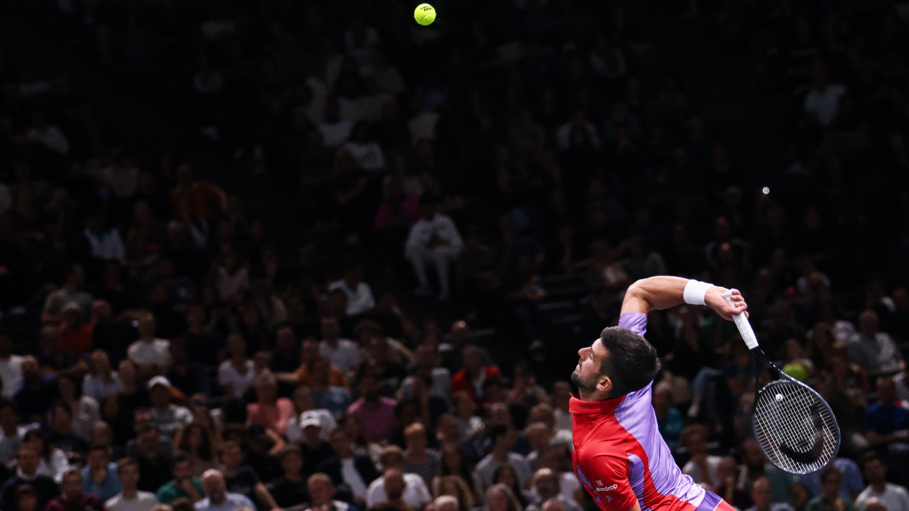 A szerb Novak Djokovic játszik az argentin Tomas Martin Etcheverry ellen a párizsi keménypályás férfi tenisztorna második fordulójában 2023. november 1-jén.