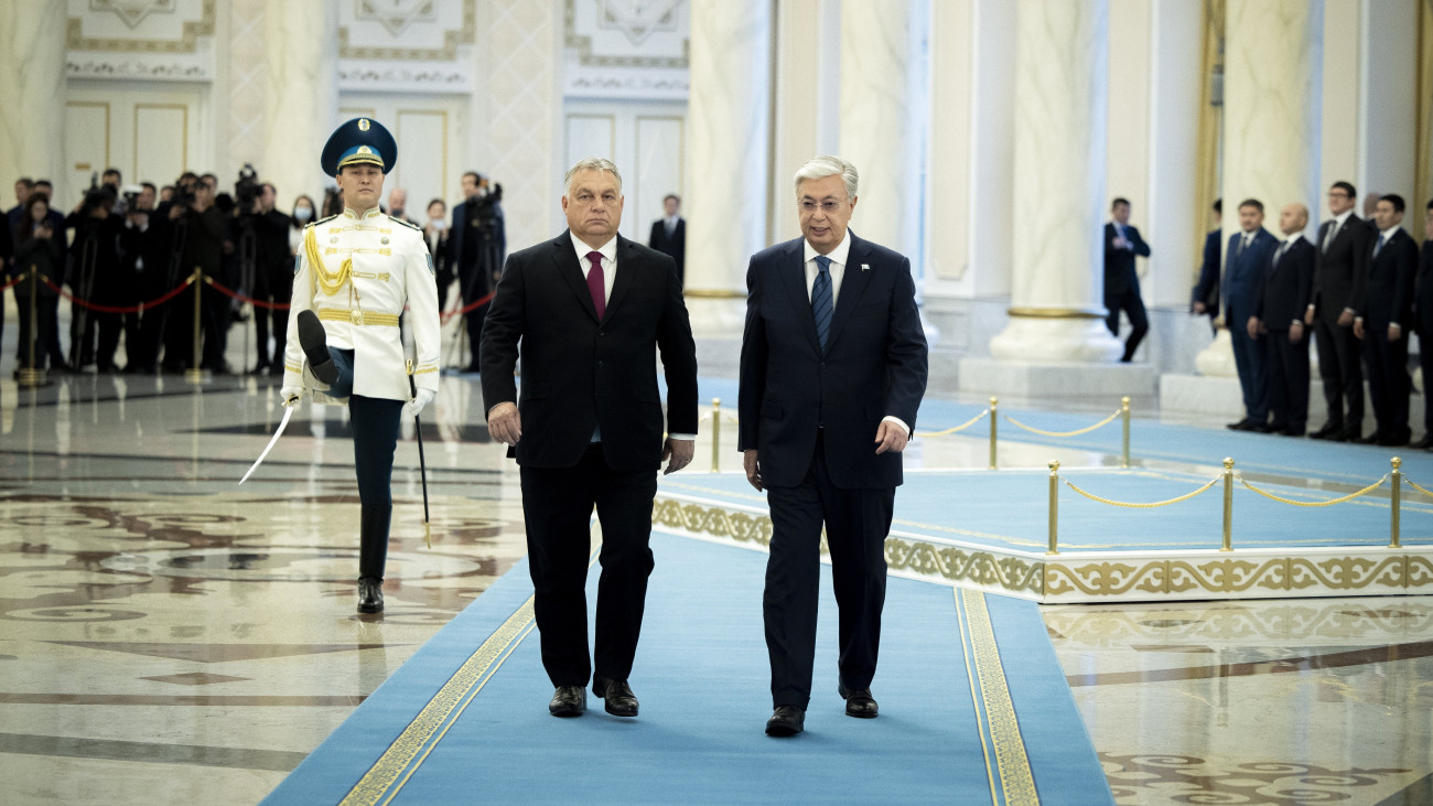 A Miniszterelnöki Sajtóiroda által közreadott képen Orbán Viktor miniszterelnököt (b) fogadja Kaszim-Zsomart Tokajev kazah elnök (j) Asztanában, az elnöki palotában 2023. november 2-án. 