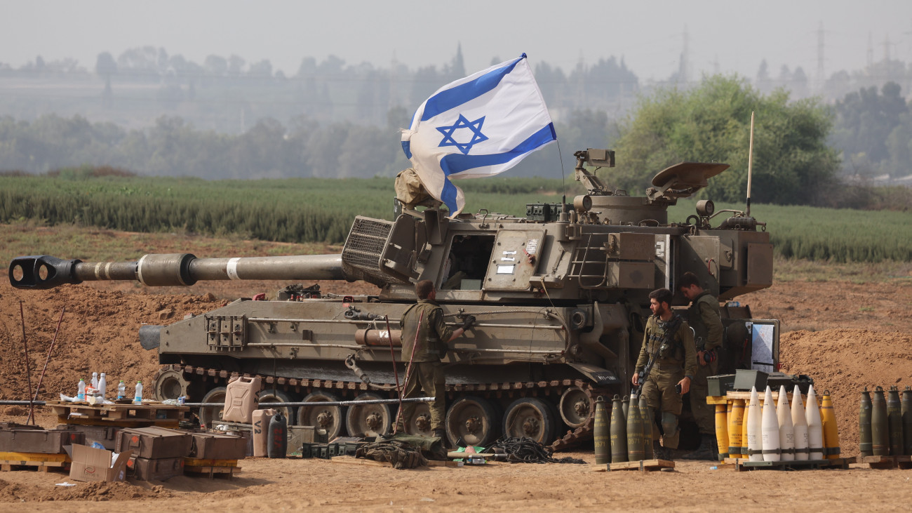 Izraeli tüzérek önjáró löveggel Dél-Izraelben, a Gázai övezet határának térségében 2023. november 2-án. A Gázai övezetet irányító Hamász palesztin iszlamista szervezet október 7-én többfrontos támadást indított Izrael ellen, az izraeli haderő pedig azóta támadja a Hamász katonai létesítményeit a palesztinok lakta övezetben. Izraelben több mint 1400 ember életét vesztette, az izraeli válaszcsapások több mint 8800 palesztin halálát okozták a Gázai övezetben.