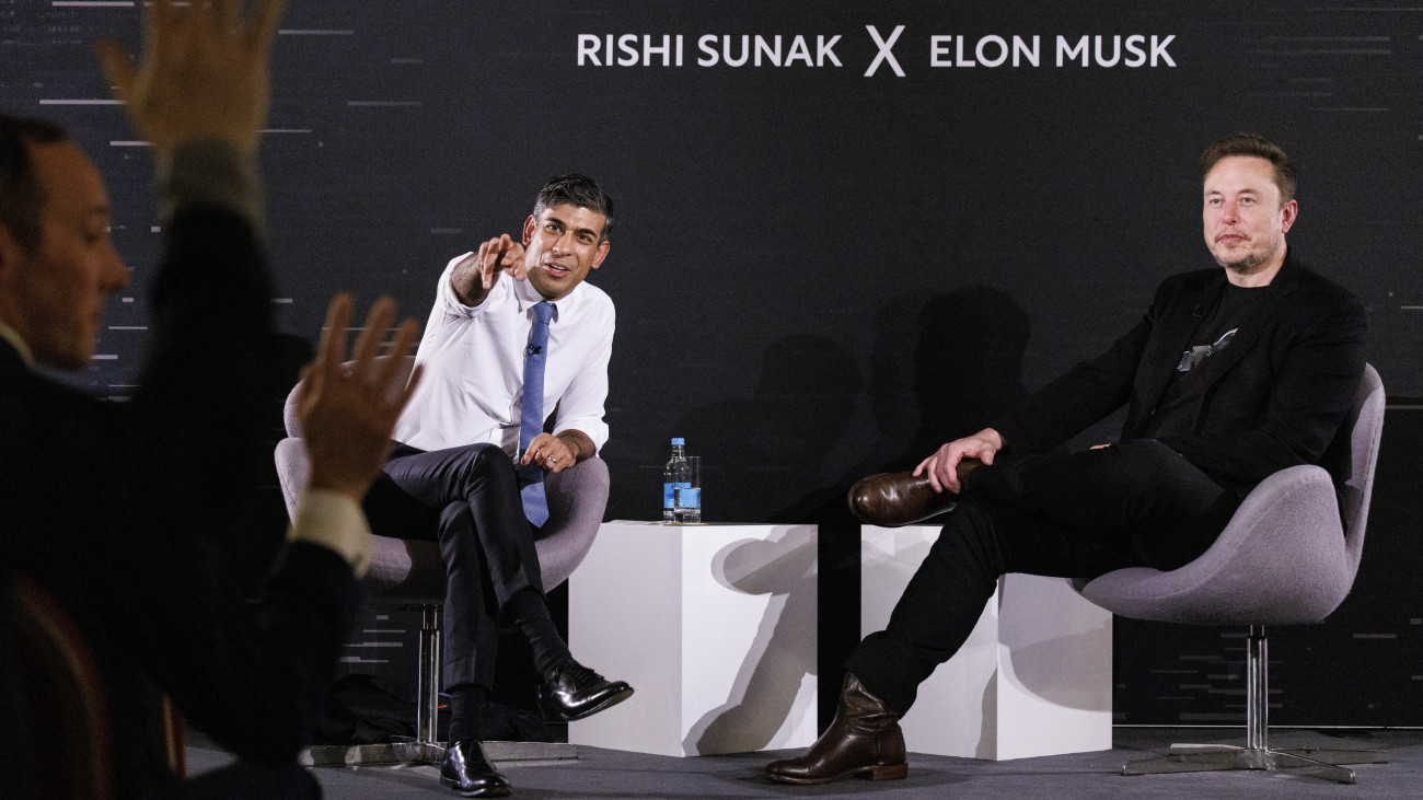 Rishi Sunak brit miniszterelnök (b) és Elon Musk dél-afrikai-amerikai üzletember, a Tesla Motors elektromosjármű-gyártó, a SpaceX amerikai űrkutatási magánvállalat és az X közösségi médiaplatform tulajdonosa nyilvános beszélgetésen vesz részt Londonban 2023. november 2-án, a mesterséges intelligencia (MI) biztonságos alkalmazásáról és kockázatairól tartott bletchley-i nemzetközi konferencia zárónapján. A brit kormány a világ első globális MI-biztonsági csúcstalálkozójaként hirdette meg az angliai Bletchley-ben tartott kétnapos rendezvényt.