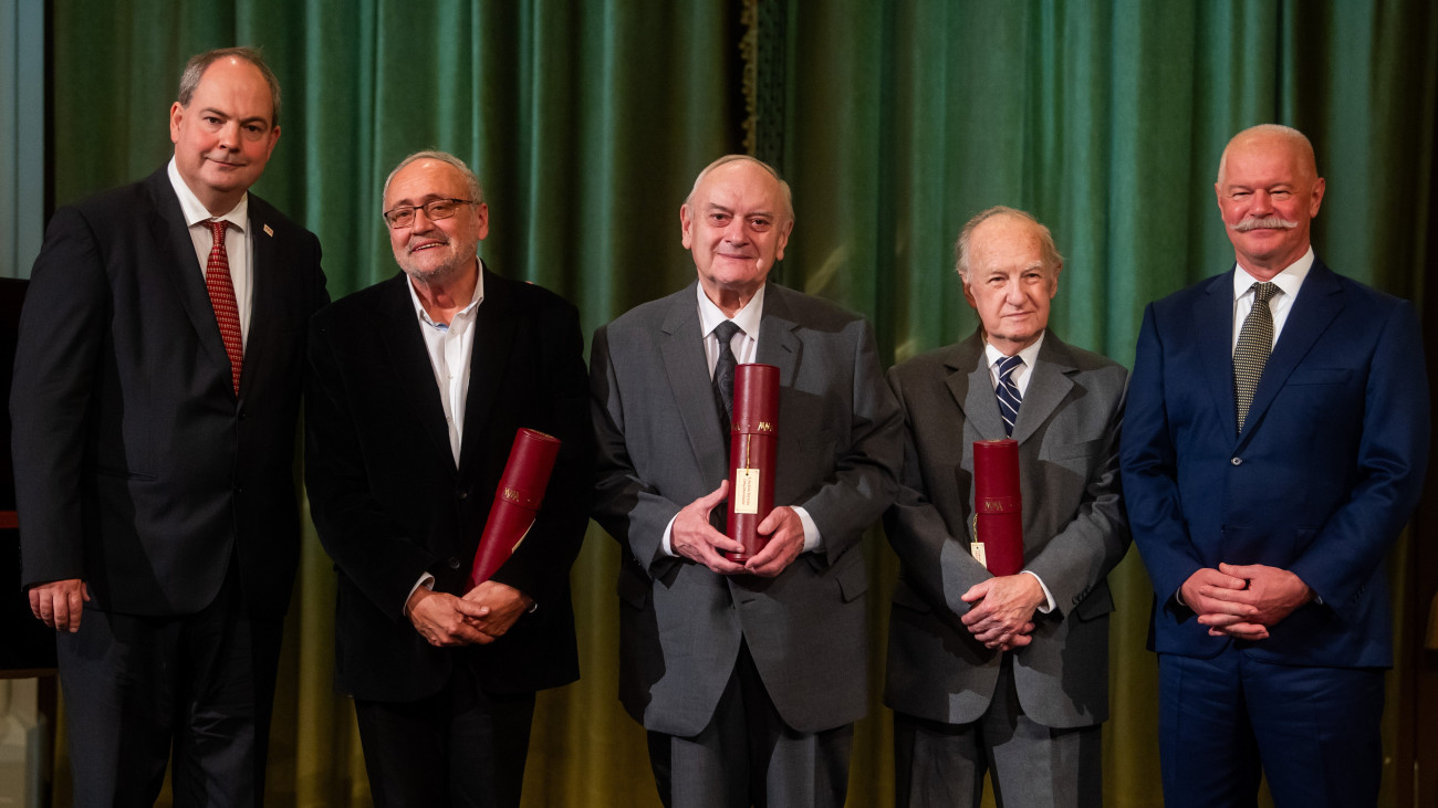 A Nemzet Művésze díj idei három kitüntetettje, Selmeczi György zeneszerző, zongoraművész (b2), Lantos István zongoraművész, orgonaművész (b3) és Sajdik Ferenc grafikus, karikaturista (b4) és a két díjátadó, Csák János kulturális és innovációs miniszter (j) és Vashegyi György, a Magyar Művészeti Akadémia leköszönő elnöke (b) a legrangosabb magyarországi művészeti elismerésnek számító díj átadása alkalmából a Pesti Vigadóban tartott ünnepségen 2023. november 3-án.