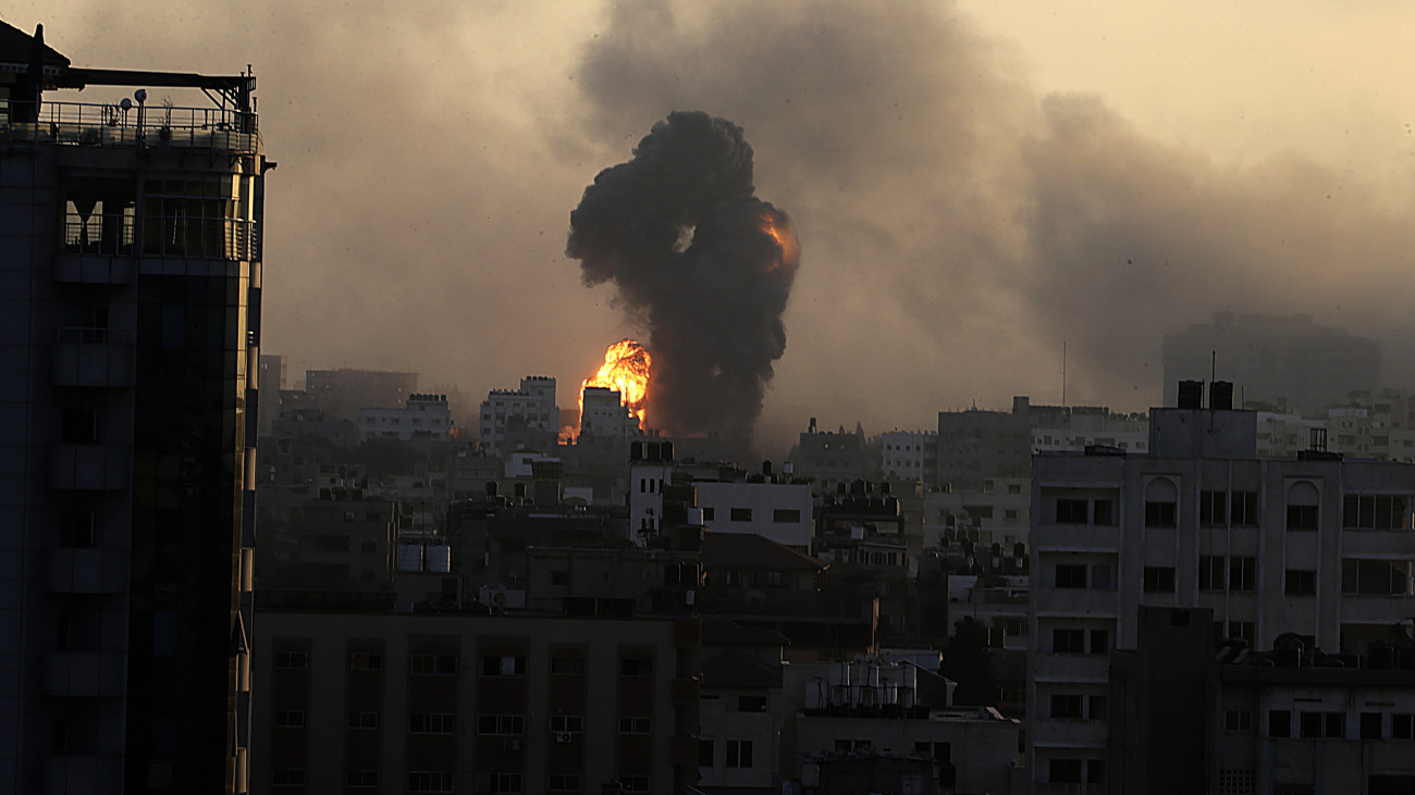 Izraeli légicsapás Gázában 2023. november 2-án. A Gázai övezetet irányító Hamász palesztin iszlamista szervezet október 7-én többfrontos támadást indított Izrael ellen, az izraeli légierő azóta támadja a Hamász katonai létesítményeit a palesztinok lakta övezetben. Izraelben több mint 1400 ember életét vesztette, az izraeli válaszcsapások több mint 8800 palesztin halálát okozták a Gázai övezetben.