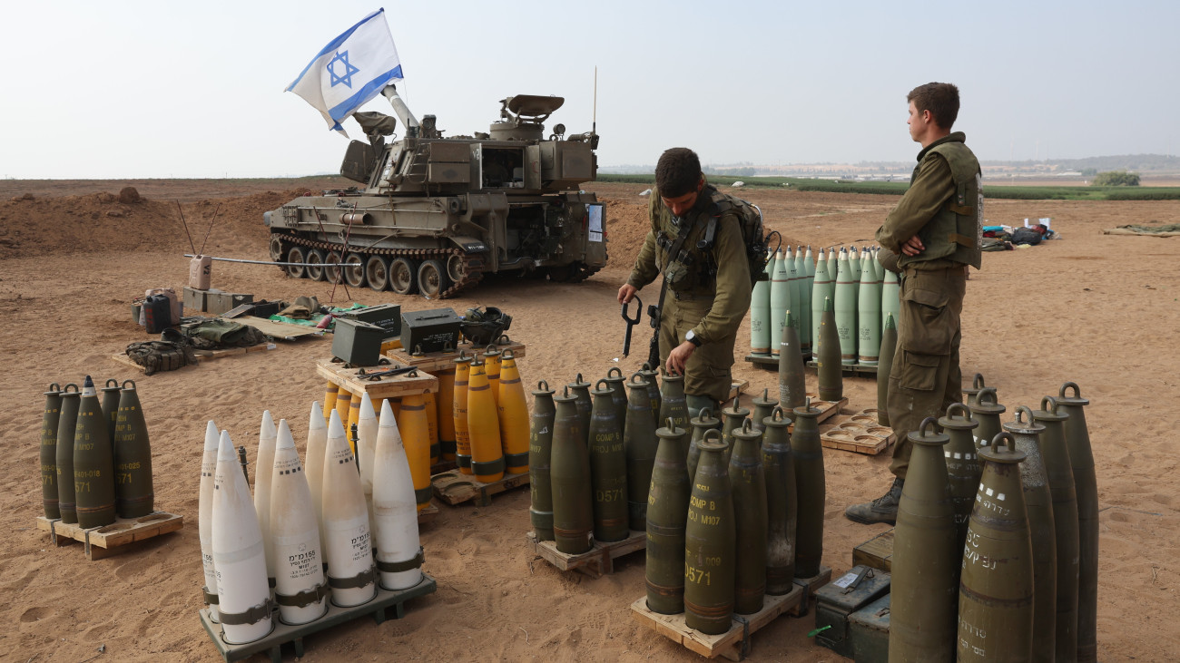 Izraeli tüzérek önjáró löveggel és lőszerrel Dél-Izraelben, a Gázai övezet határának térségében 2023. november 2-án. A Gázai övezetet irányító Hamász palesztin iszlamista szervezet október 7-én többfrontos támadást indított Izrael ellen, az izraeli haderő pedig azóta támadja a Hamász katonai létesítményeit a palesztinok lakta övezetben. Izraelben több mint 1400 ember életét vesztette, az izraeli válaszcsapások több mint 8800 palesztin halálát okozták a Gázai övezetben.