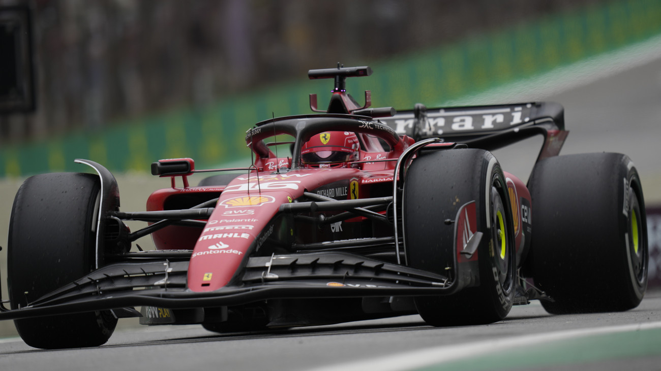 Charles Leclerc, a Ferrari monacói versenyzője a Forma-1-es autós gyorsasági világbajnokság Brazil Nagydíjának szabadedzésén a Sao Pauló-i Interlagos pályán 2023. november 3-án. A futamot november 5-én rendezik.