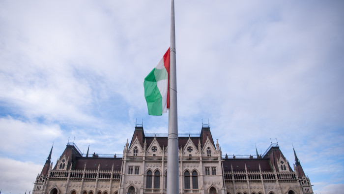 Nemzeti gyásznap - Félárbócon a Kossuth téri zászló