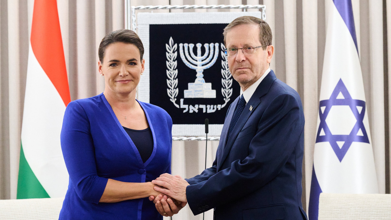 A Sándor-palota által közreadott képen Novák Katalin köztársasági elnököt fogadja Isaac Herzog izraeli elnök Tel-Avivban 2023. november 5-én.