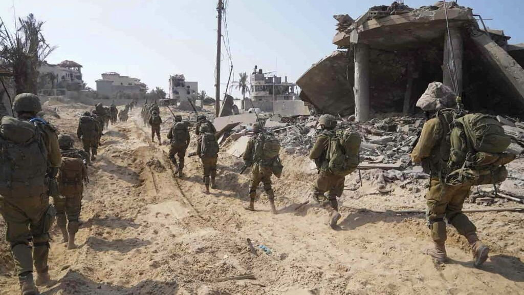 Az izraeli hadsereg által 2023. november 5-én közreadott képen izraeli katonák szárazföldi hadműveletet hajtanak végre a Gázai övezetben. A Gázai övezetet irányító Hamász palesztin iszlamista szervezet október 7-én támadást indított Izrael ellen, az izraeli haderő pedig azóta támadja a Hamász katonai létesítményeit a palesztinok lakta övezetben. Izraelben több mint 1400 ember életét vesztette, az izraeli válaszcsapások több mint 9400 palesztin halálát okozták a Gázai övezetben.