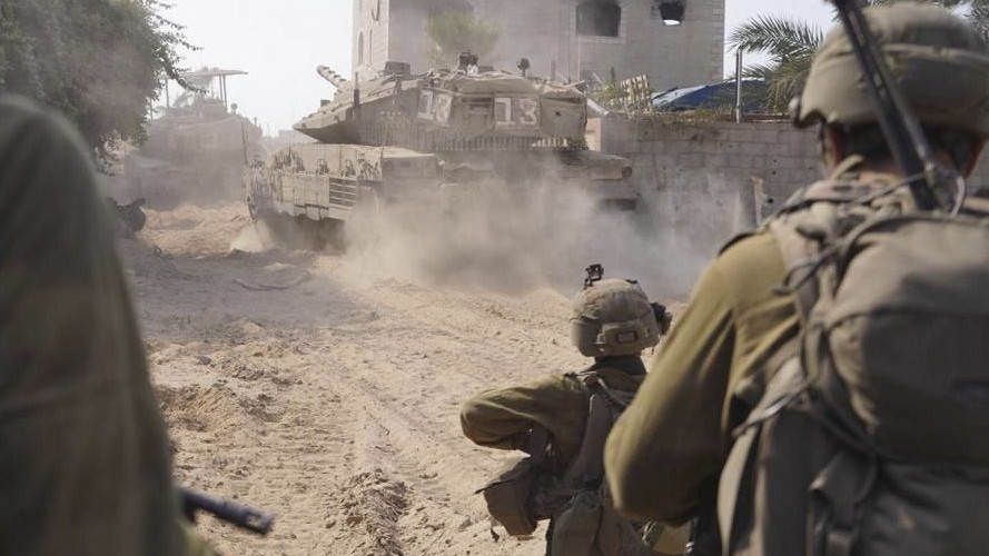 Az izraeli hadsereg által 2023. november 5-én közreadott képen izraeli katonák szárazföldi hadműveletet hajtanak végre a Gázai övezetben. A Gázai övezetet irányító Hamász palesztin iszlamista szervezet október 7-én támadást indított Izrael ellen, az izraeli haderő pedig azóta támadja a Hamász katonai létesítményeit a palesztinok lakta övezetben. Izraelben több mint 1400 ember életét vesztette, az izraeli válaszcsapások több mint 9400 palesztin halálát okozták a Gázai övezetben.