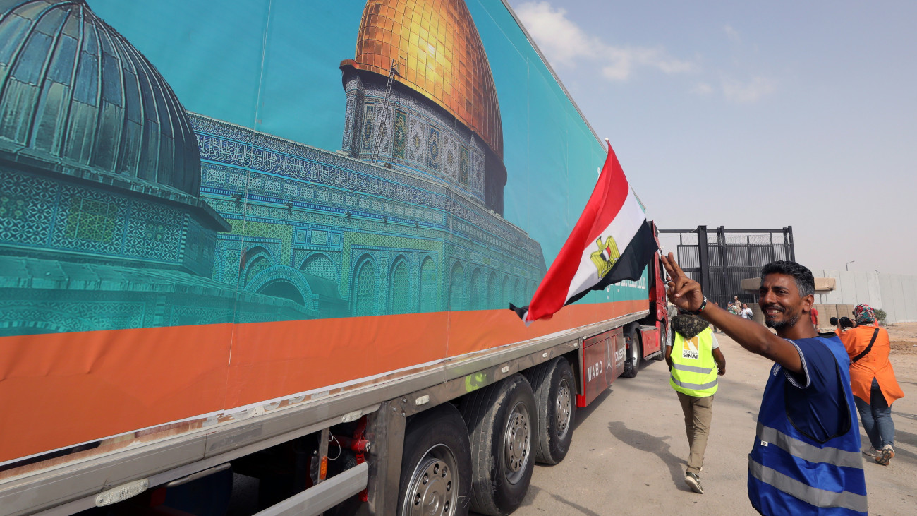 Palesztinoknak szánt humanitárius segélyszállítmány lépi át a Gázai övezet déli határát, miután megnyitották a Gázai övezet és Egyiptom közötti rafahi ellenőrzőpontot a teherautókonvoj előtt 2023. október 22-én. Orvosi eszközöket, élelmiszereket és egyéb segélyeket szállító, 17 teherautóból álló segélykonvoj érkezett Egyiptomból. A rafahi átkelő az egyetlen olyan belépési pont a Gázai övezetbe, amelyet nem Izrael ellenőriz. Izrael az október 7-én kirobbant harcok nyomán leállította az övezet áram-, üzemanyag- és élelmiszerellátását, átmenetileg pedig a vízellátását is.